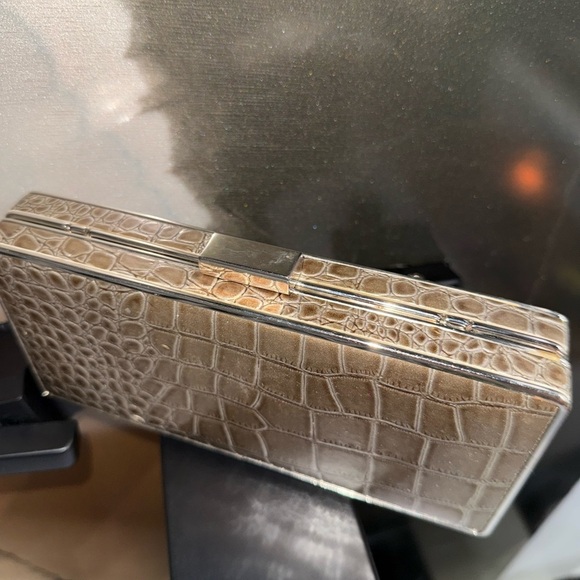 BRONZE HARDSHELL FAUX CROCODILE METAL FRAME CLUTCH W CHAIN AMD METAL CLASP - Picture 14 of 14